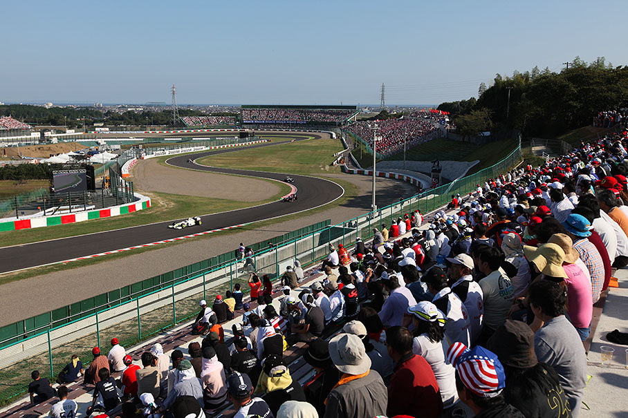 Spectators watch the race in sunny weather