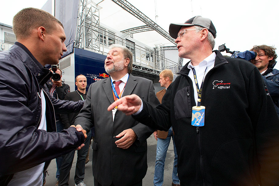 On Sunday morning the VIPs meet in the paddock: German soccer star Lukas Podolsky, Rhineland-Palatinate's premier minister Kurt Beck and the Nuerburgring's CEO Walter Kafitz