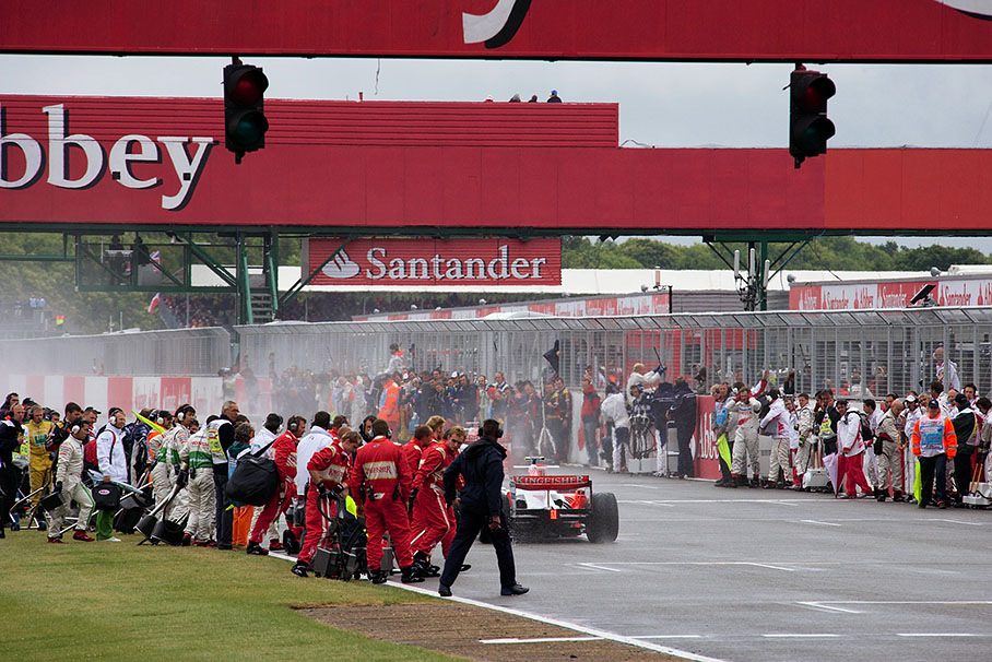 Teams prepare to rush across the grid