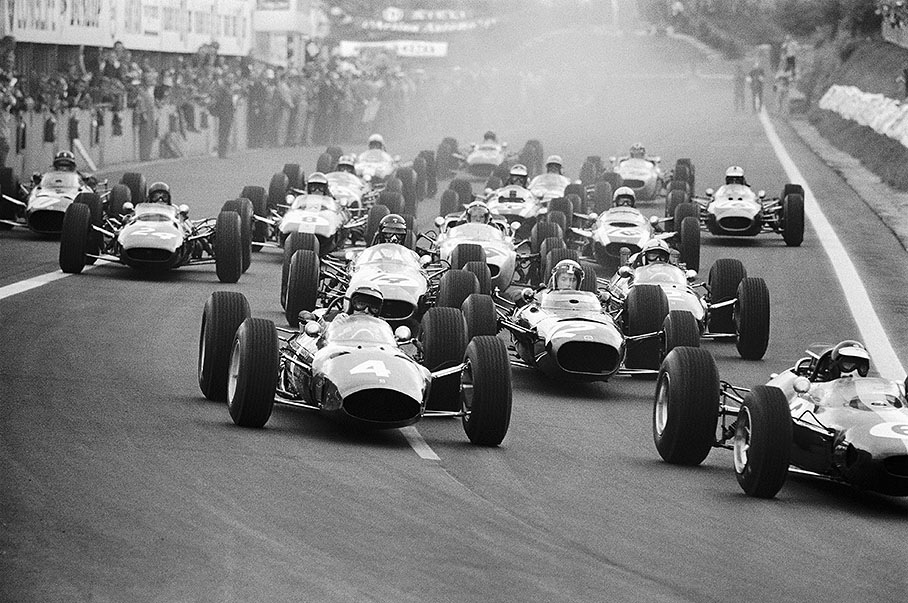 Lotus driver Jim Clark starting from pole takes the lead at the start followed by Bandini's Ferrari (No 4) and Stewart's BRM (No 12)