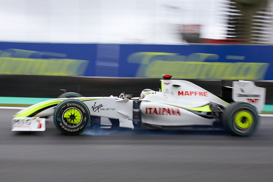 Jenson Button, Brawn Grand Prix, brakes into first corner
