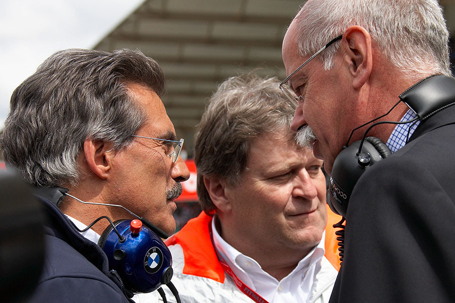 Smalltalk on the grid between Dr. Mario Theissen (BMW), Norbert Haug (Mercedes) and 'Dr. Z.' Dieter Zetsche (DaimlerChrysler)