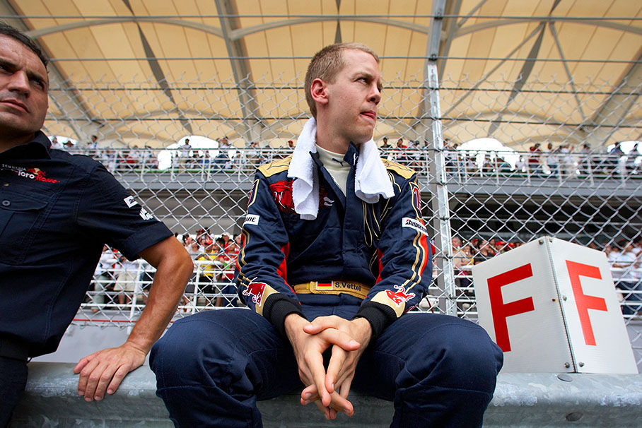 Sebastian Vettel with a wet towel besides the grid
