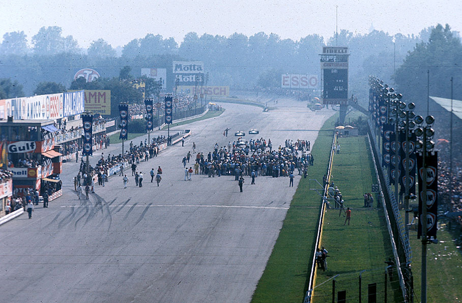 The grid shortly before start
