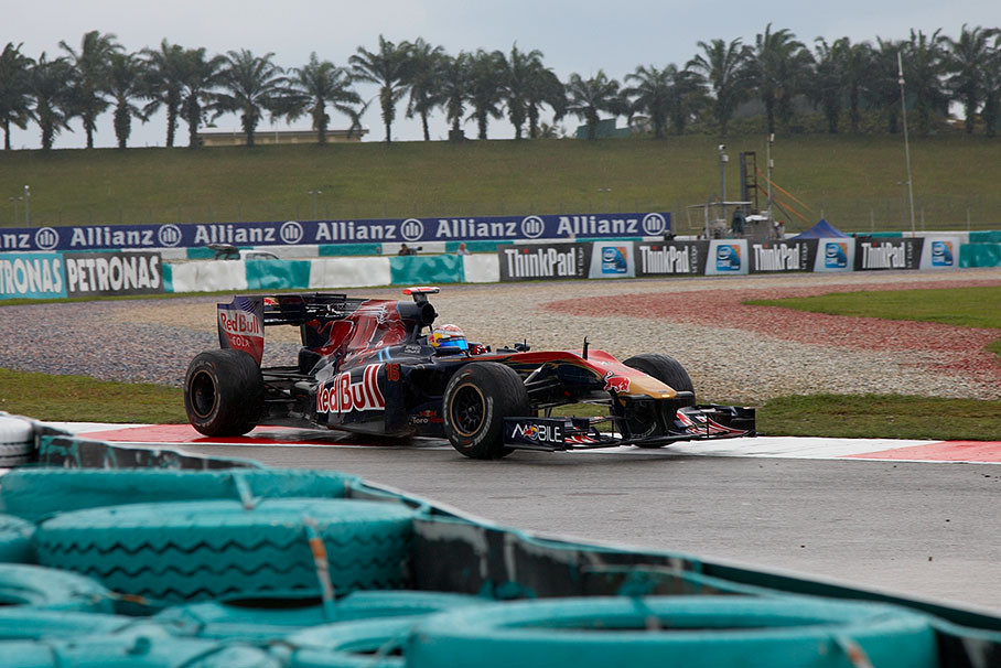 Sebastien Buemi, Toro Rosso, on the green in the last turn during a rainy Q1