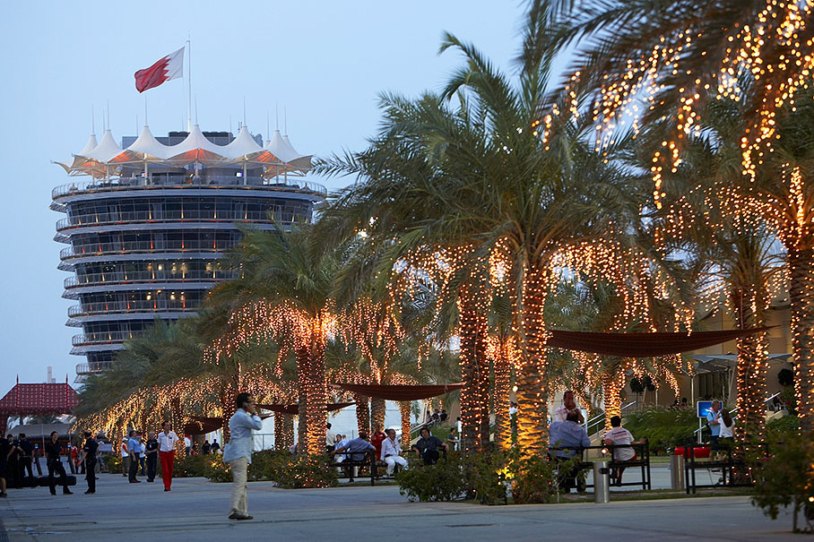 Illuminated palm trees create a festal paddock atmosphere