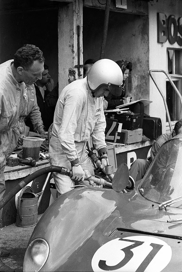 Lorenzo Bandini (I) refuels the Ferrari Dino 166P #0834 himself
