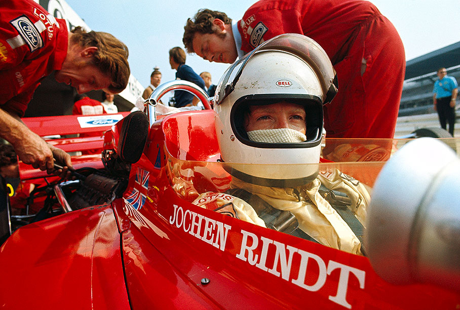 Later race winner Jochen Rindt sits relaxed in the cockpit whilst the Lotus mechanics work on the engine of the Lotus-Cosworth 72C, Hockenheim 1970