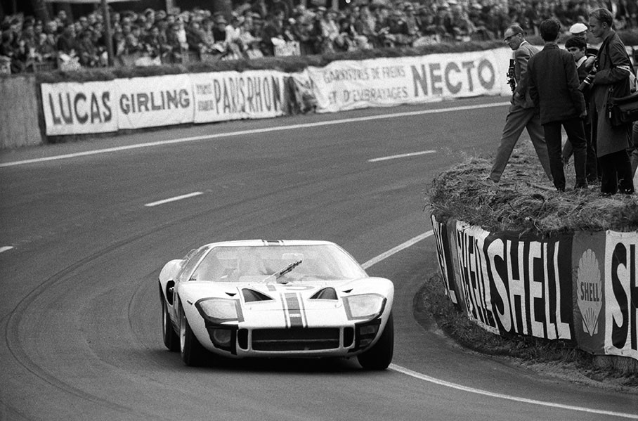 Guy Ligier (F) and Bob Grossman (USA) on Ford GT40 #1007, entered by Ford France
