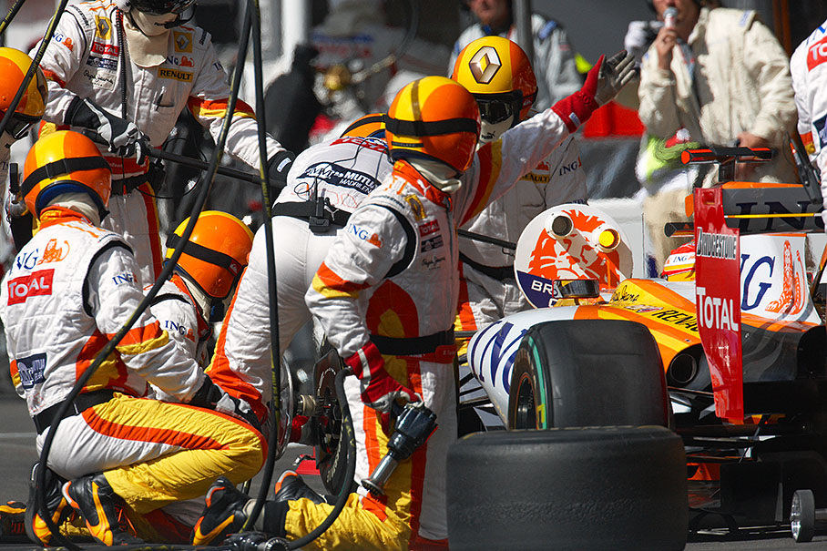 A long pit stop of Fernando Alonso at Renault F1 pits due to a problem with the left front wheel rim shield