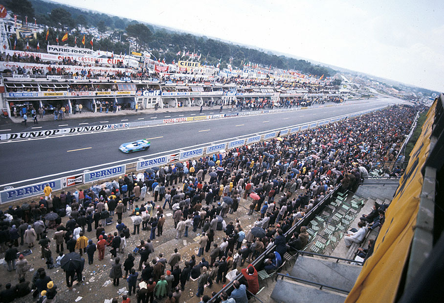 A Matra-Simca MS670 speeds on the straight