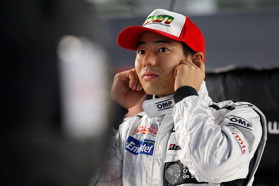 Sakon Yamamoto in Hispania Racing pits
