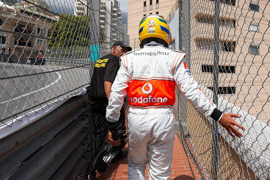 Lewis Hamilton retires during Q1 and walks back