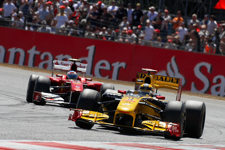 Robert Kubica, Renault, in front of Alonso