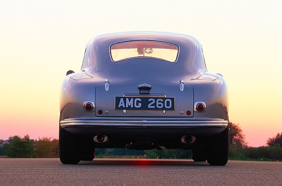 Beim Aston Martin DB2 LML/50/21 handelt es sich um die Nummer 21 der ersten 49 produzierten DB2 und um den ersten Aston Martin mit Vantage-Paket. Überhaupt wurden nur zwei Fahrzeuge dieser Serie als Vantage-Version ausgeliefert - die hier gezeigte an keinen geringeren als Briggs Cunningham.
