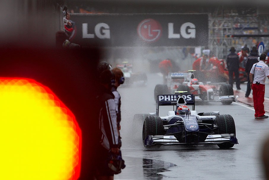 Nakajima and other cars come in to a wet pitlane after Q1 is stopped
