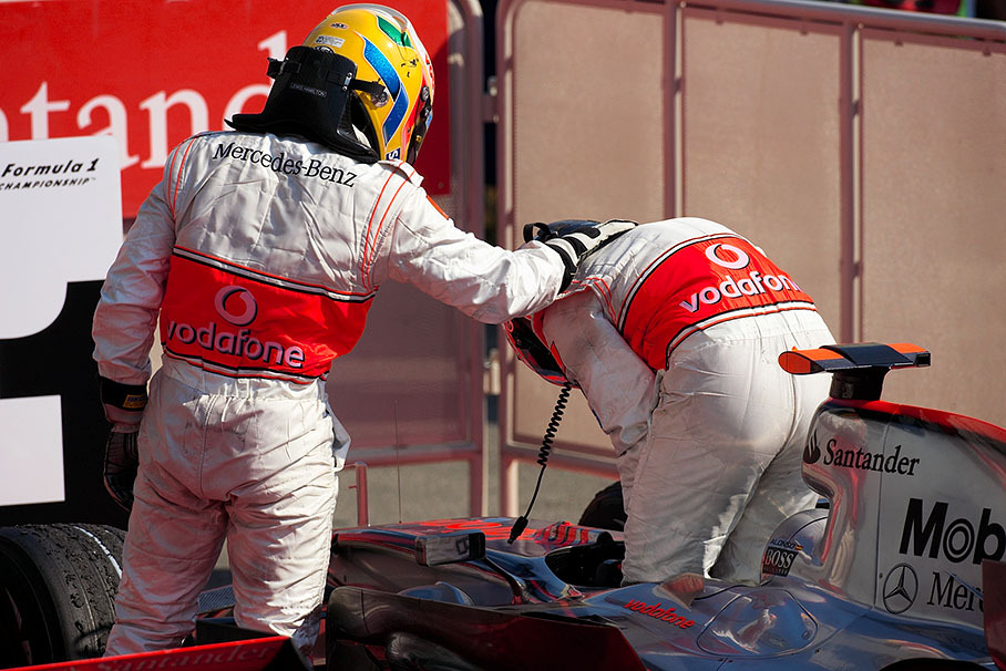 Hamilton taps Alonso on the shoulder after the race in parc ferme