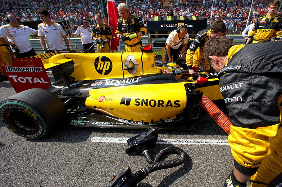 Robert Kubica, Renault, on his grid position
