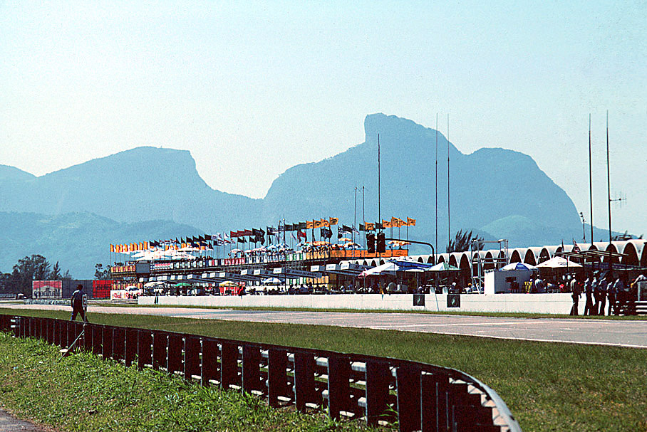 Mountainous skyline facing the Jacarepagua venue befor the 1989 Brazilian Grand Prix, reshaping itself to resemble the prone figure of Enzo Ferrari who had died the previous year (Haynes Publishing / Formula 1 in Camera 1980-1989, p. 219)