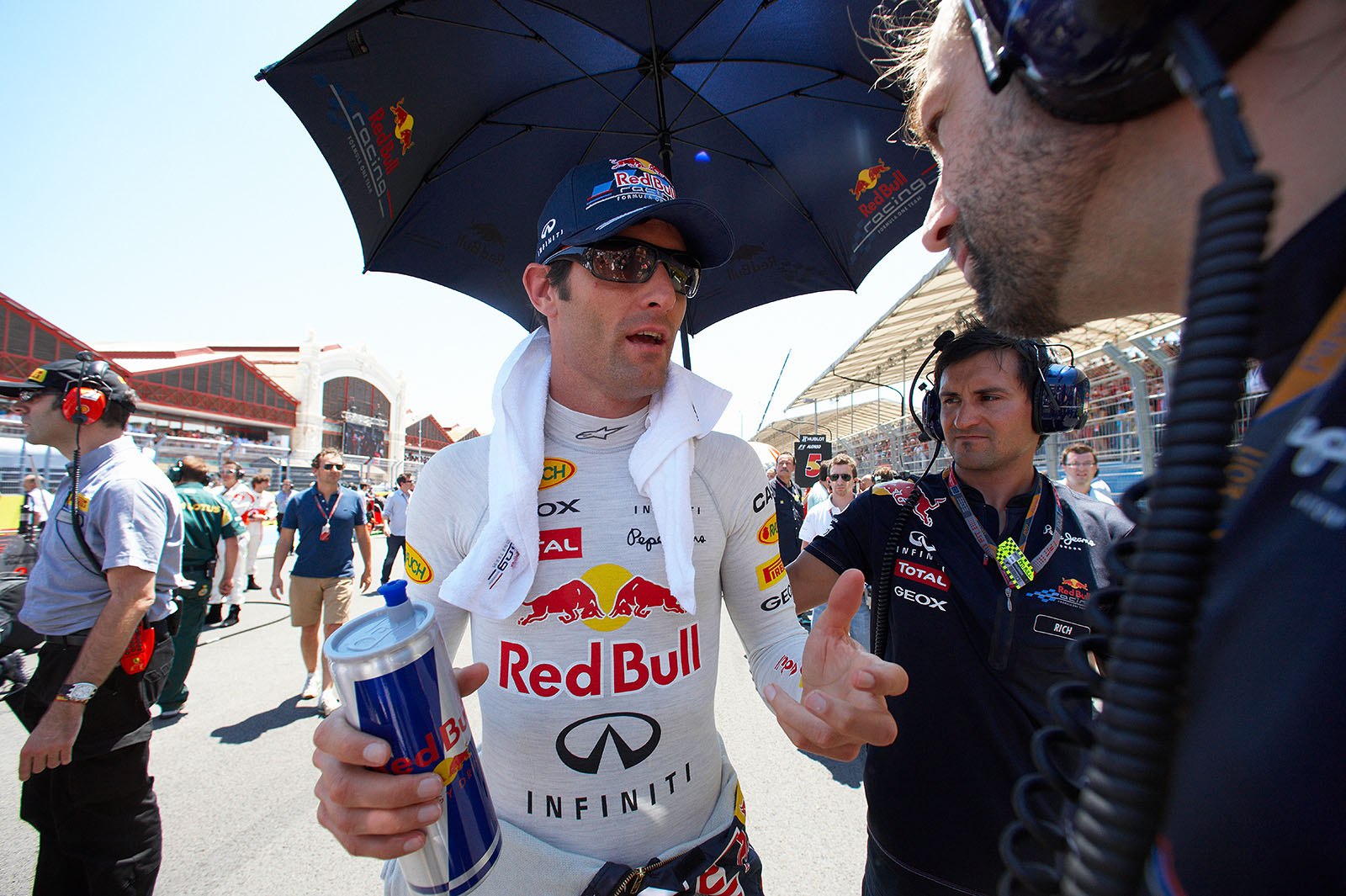 Mark Webber talks on the grid with Red Bull race engineer Ciaron Pilbeam