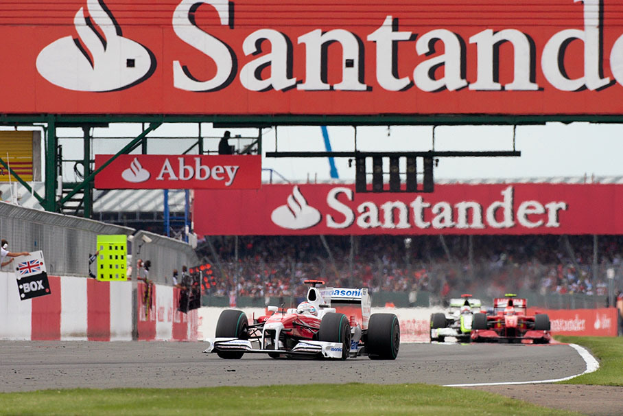 Jarno Trulli, Panasonic Toyota, leads Raikkonen and Button