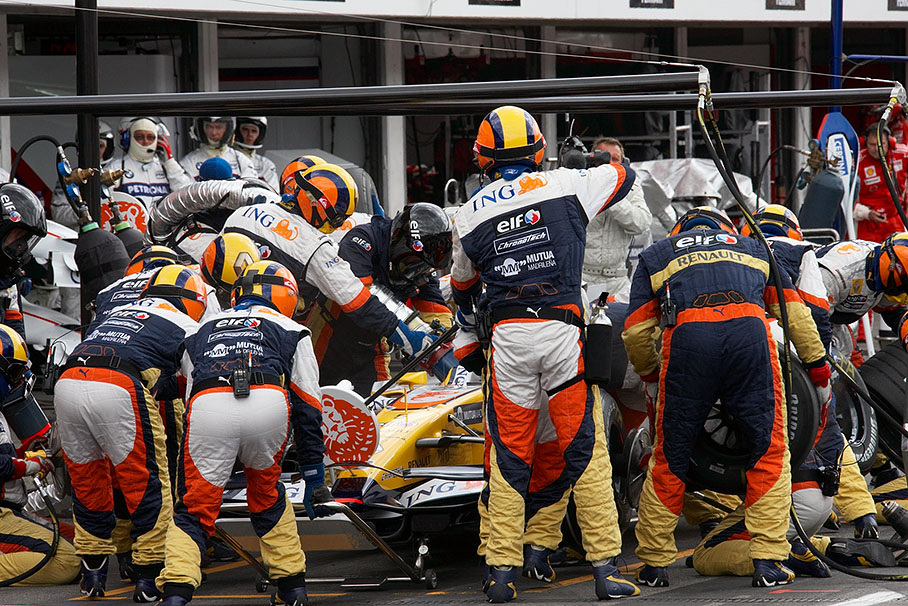 Alonso receives a service in lap 19