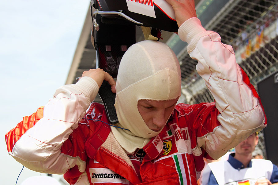 Kimi Raikkonen installs his Head And Neck Support