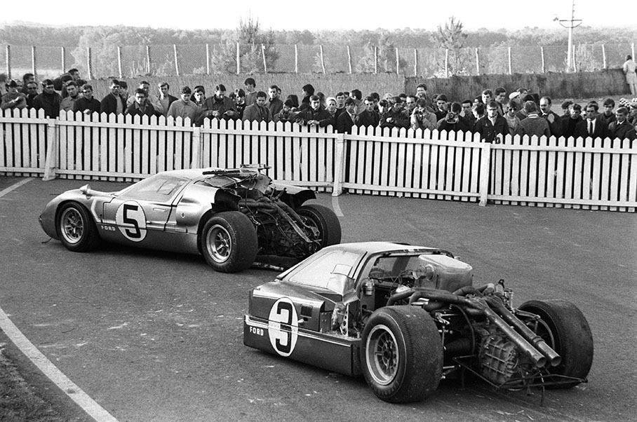 Holman &amp; Moody's destroyed Ford sports cars besides the Le Mans track: the Mk IV J7, driven Lucien Bianchi (B) and Mario Andretti (USA), after an accident in lap 188 and in front if it lies the Ford Mk IIB 1031 of Frank Gardner (AUS) and Roger McCluskey (USA) which retires after 179 laps in another accident