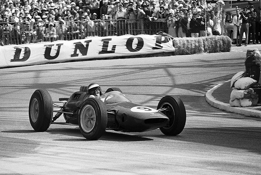 Grand Prix de Monaco 1963: race leader Jim Clark drifts in his Lotus-Climax 25 around Gasometre curve.