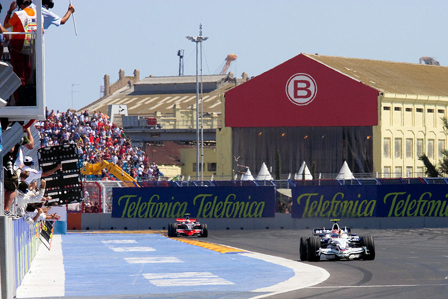 Third placed Kubica and fourth Kovalainen approach finish line