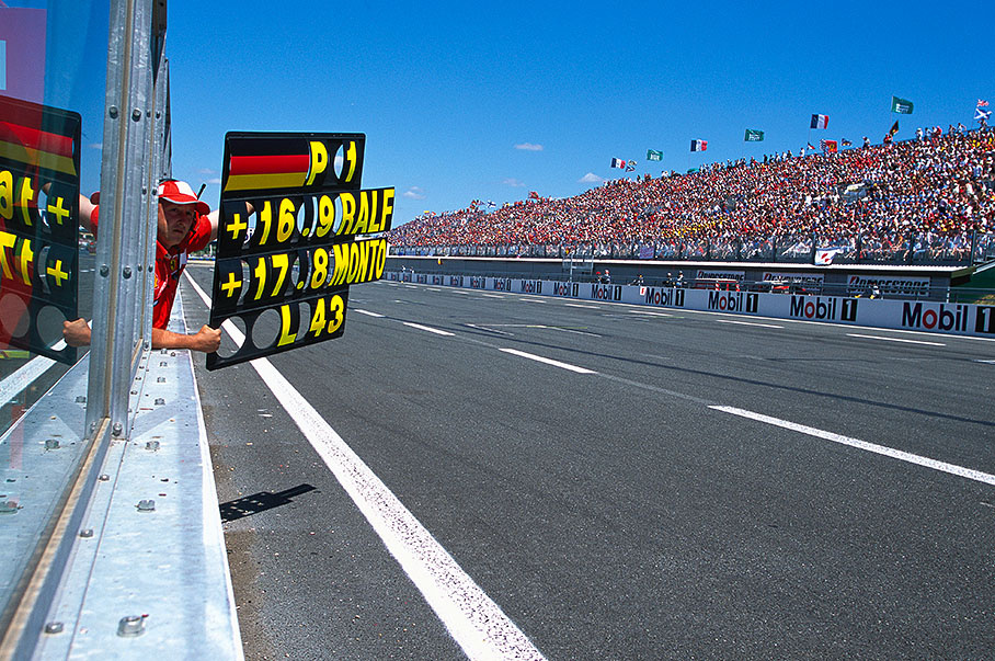 Pitboard for Michael Schumacher of Ferrari: He leads 16.9 seconds ahead of Ralf Schumacher and 17.8 seconds ahead of Juan Pablo Montoya with 43 laps to go
