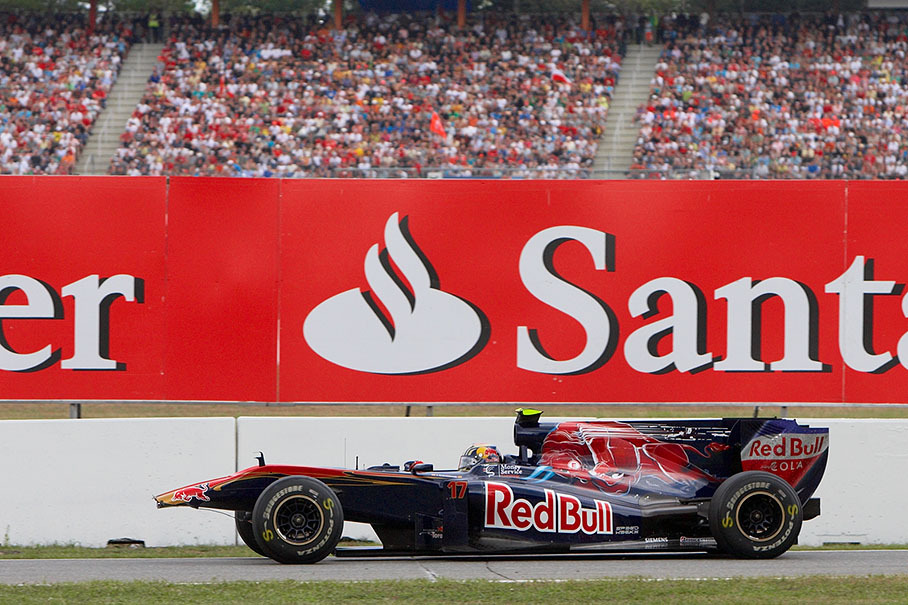 Jaime Alguersuari's Toro Rosso returns to pits without front wing