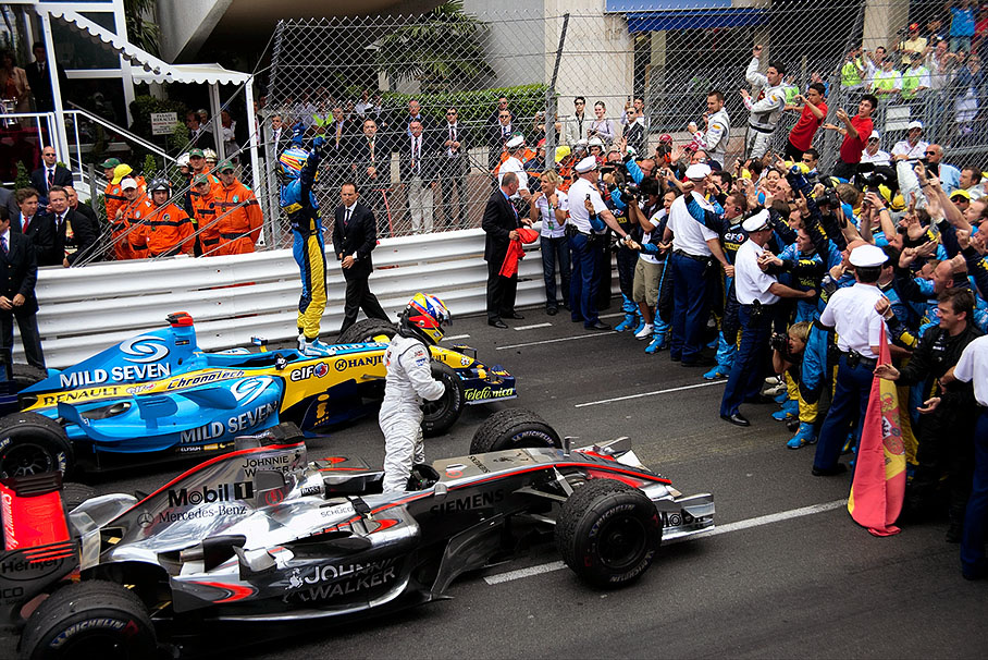 Parc fermÈ, Alonso jumping on his car