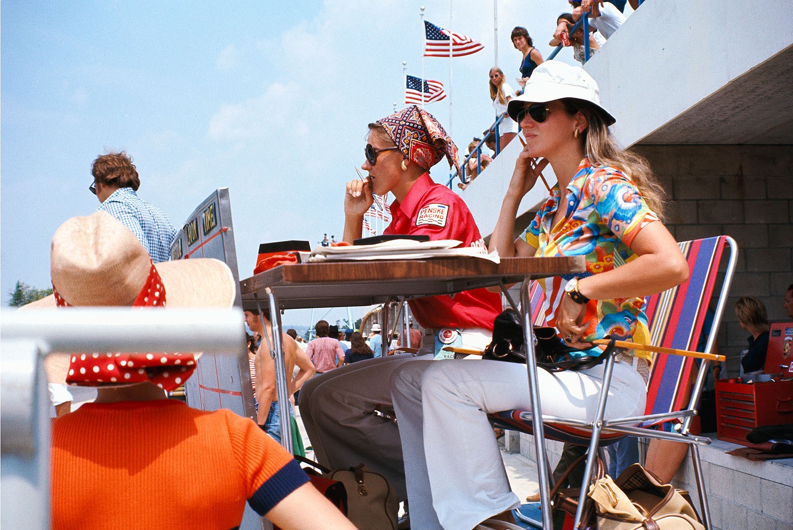 Drivers women at the Penske pits, Can-Am race, Watkins Glen (USA), 1972
