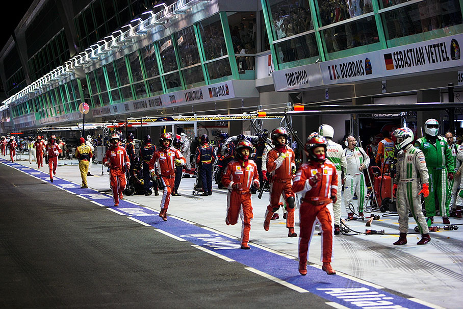 Mechanics rush to Felipe Massa (Ferrari) after he left the pits earlier than the refueling had stopped. Massa carried a torn-away fuel rig down the pit lane.