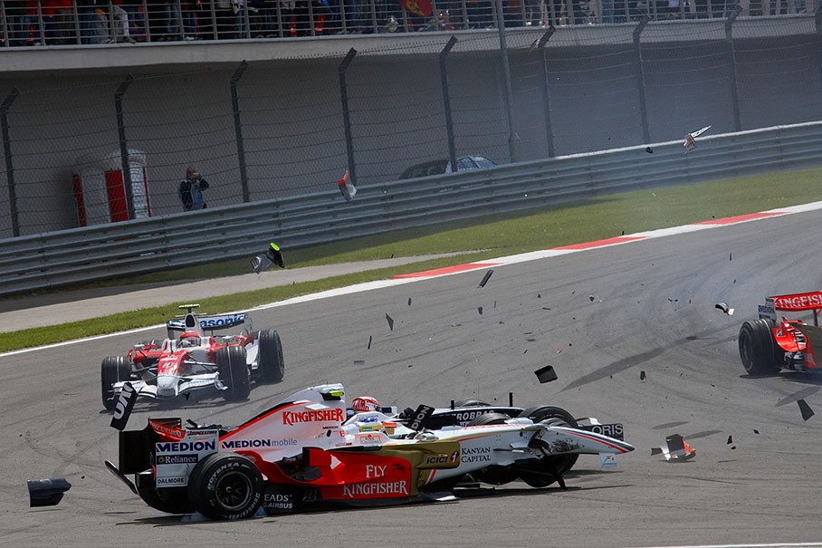 Giancarlo Fisichella and Kazuki Nakajima both retire at first corner