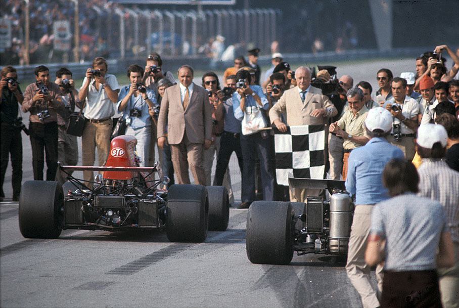 Second placed Ronnie Peterson on March-Cosworth 711 (left hand) and winner Peter Gethin on BRM P160 approach parc ferme after the 1971 Italian GP in Monza