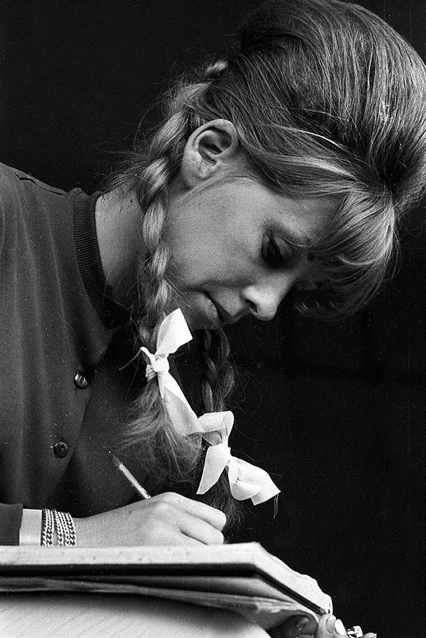Sara Rodriguez keeps the times during the Italian Grand Prix 1963 in Monza