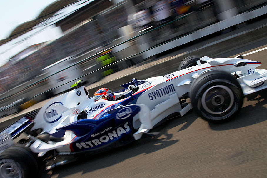 Robert Kubica rushes through pitlane
