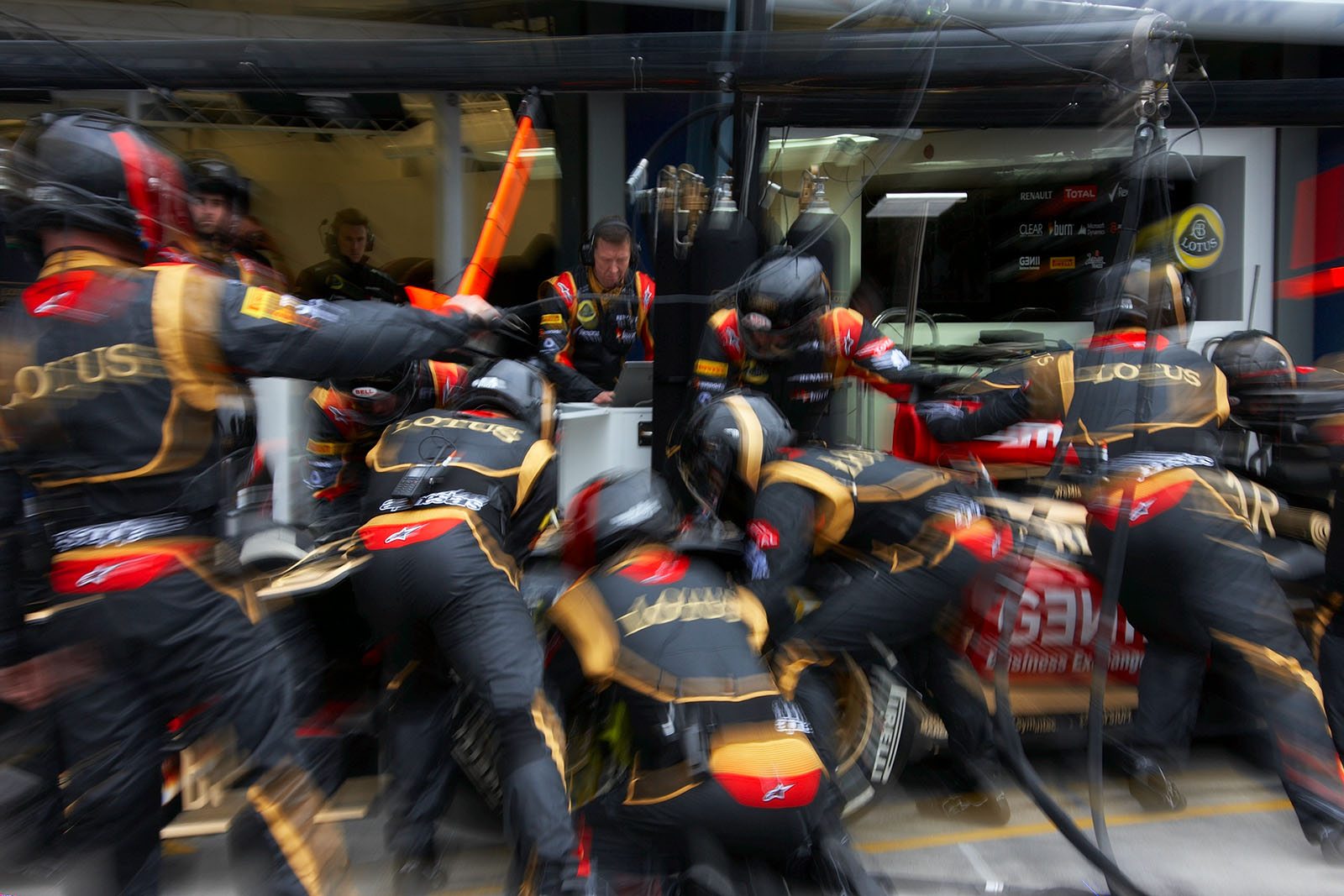 Soon race leader Kimi Raikkonen gets his wheels changed in Lotus pits