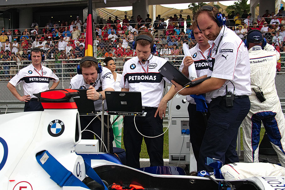 BMW-Sauber engineers executing last electronics checks