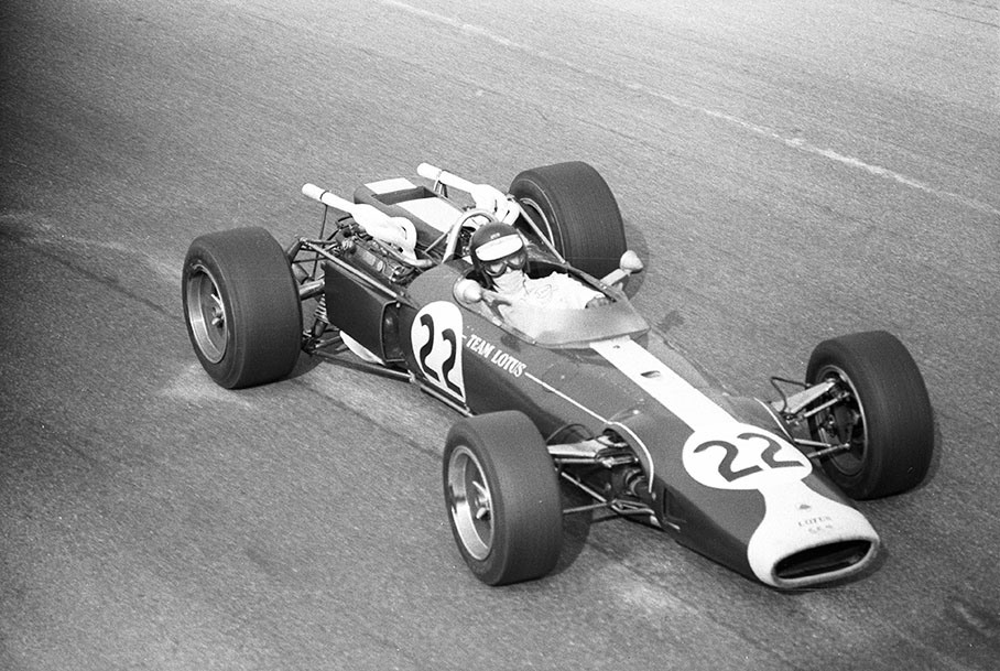 Despite starting from third grid position, Jim Clark (here in Parabolica) retires later in the race.