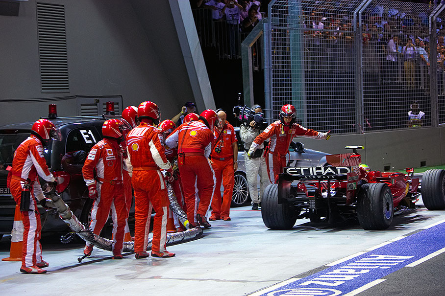 Ferrari mechanics succeed to remove the stuck refueling hose from Massa's car