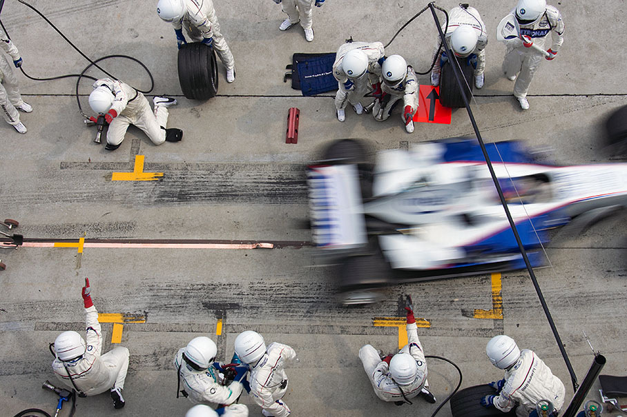 Jacques Villeneuve ending his pit stop, pic 4 of 4