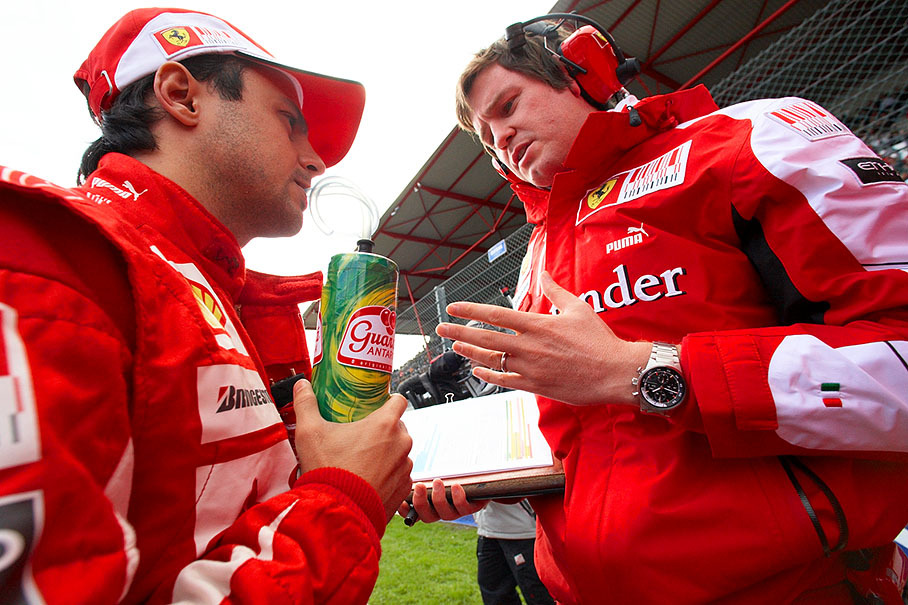 Felipe Massa disusses with Ferrari race engineer Rob Smedley on the grid before the race