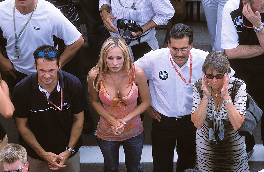 Cora Schumacher wartet mit Physiotherapeut Dobringer sowie BMW Motorsport Direktor Dr. Mario Theissen und dessen Gattin auf die Podiumzeremonie für Ihren Mann Ralf