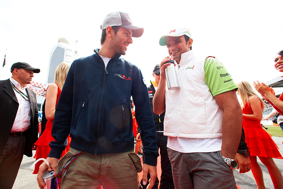 Jaime Alguersuari and Vitantonio Liuzzi walk together to drivers parade