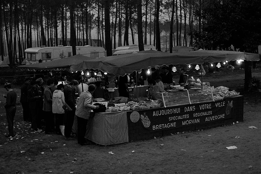 A large stand sells specialities of the region to the fans besides the Le Mans track