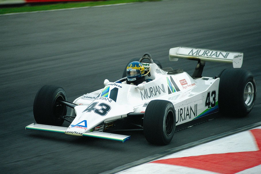 Southafrican Desiree Wilson, one of the very few female drivers in F1, drove the Williams FW07 just in this single event. For many years she participated at races of the English Aurora series in which old F1 were used as an own series group.