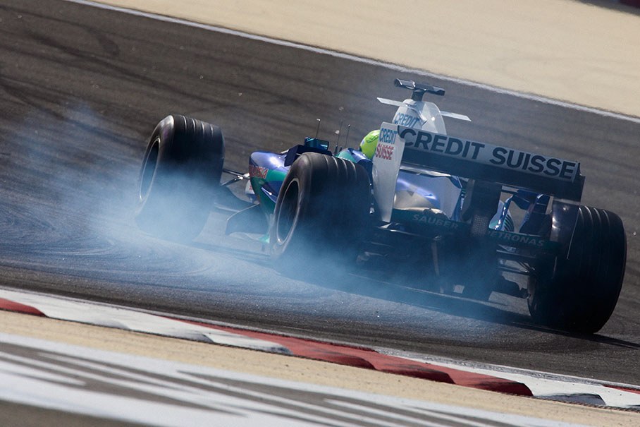 Felipe Massa of Sauber Petronas braking hard